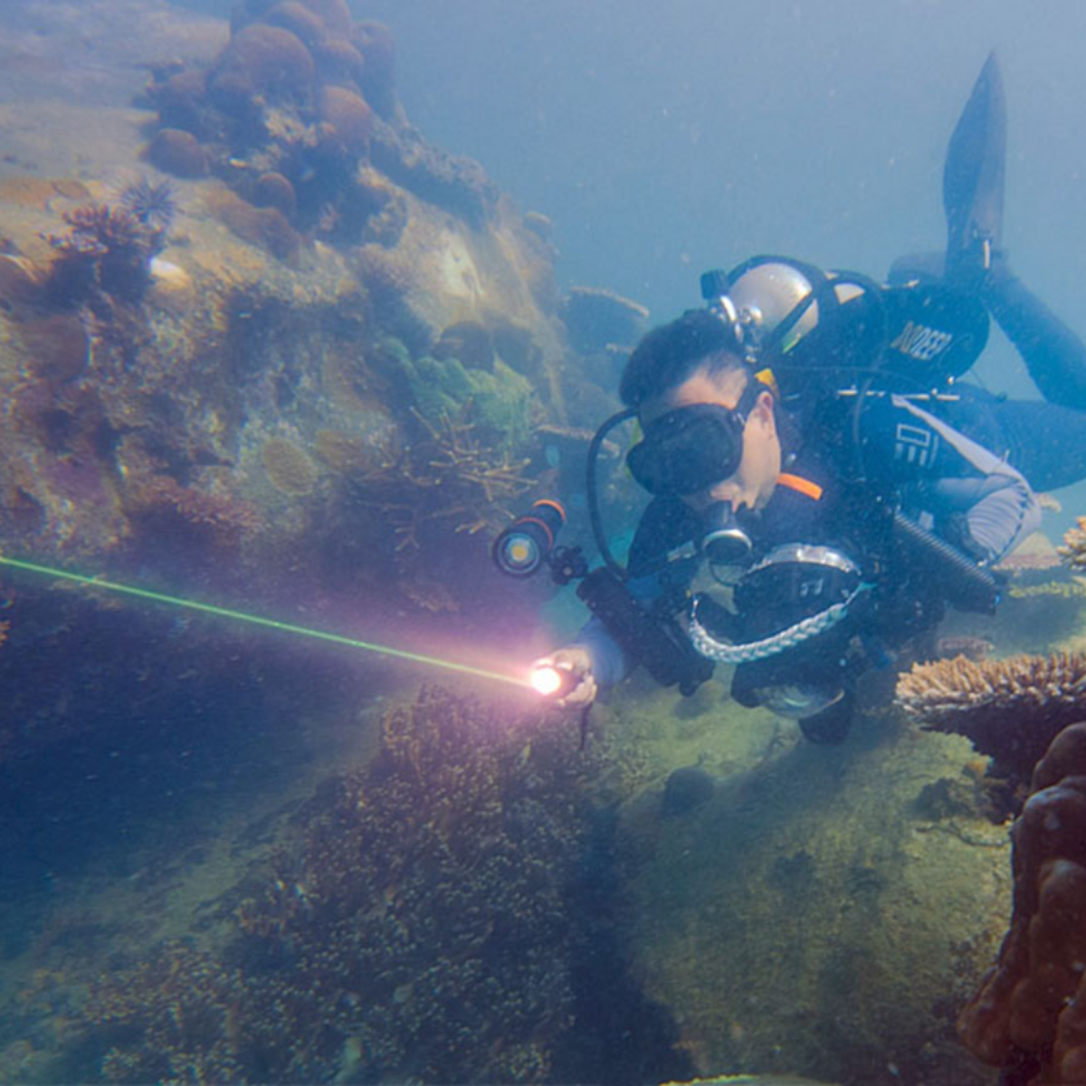 Lanterna scuba D570-GL cu laser verde